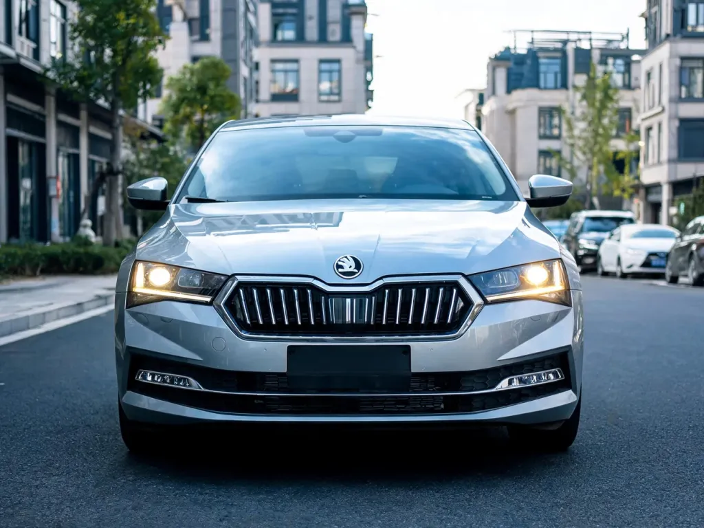 Srebrna Skoda Superb zaparkowana na miejskiej ulicy, podkreślająca design nadwozia i oświetlenie LED w dziennym świetle.