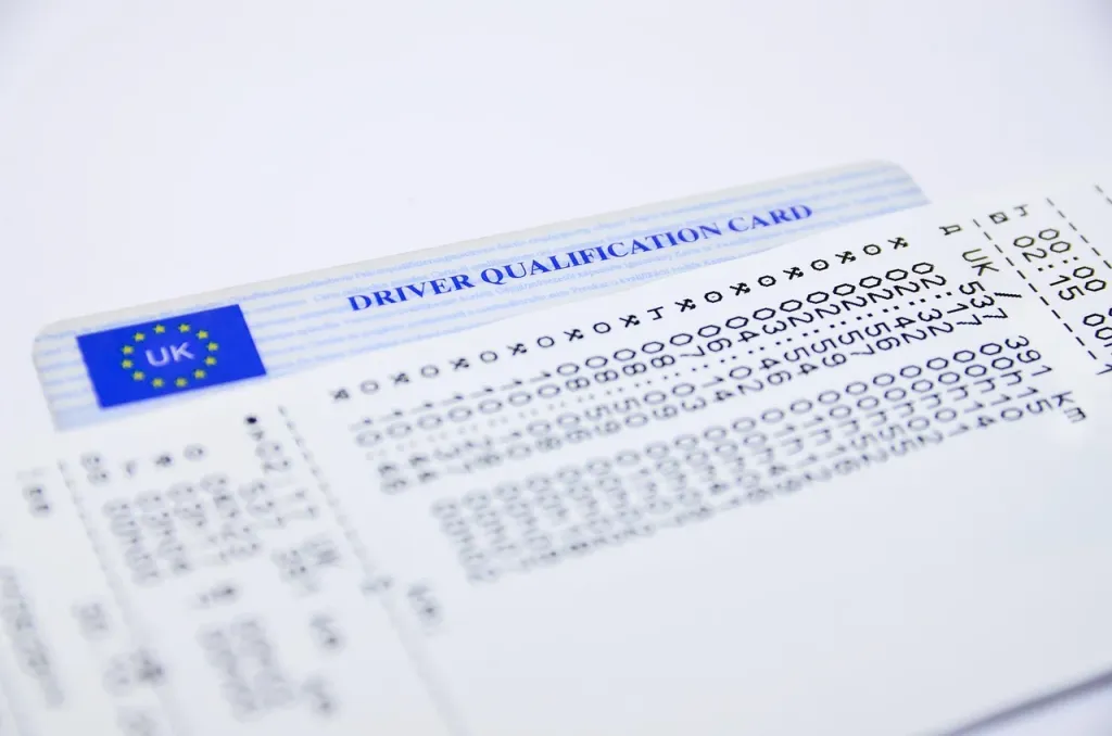 Kierowca ciężarówki za kierownicą podczas długiej trasy, symbolizujący pracę w transporcie drogowym.